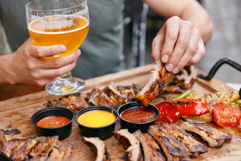 Лучшее времяпрепровождение с друзьями - в ресторане У хромого Пола Лучшее времяпрепровождение с друзьями - в ресторане У хромого Пола